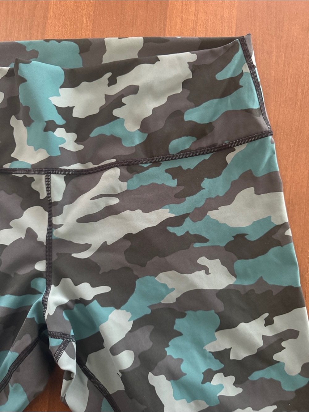 BNWOT Lululemon athletica Teal & Black Camo Leggings - Picture 6 of 7